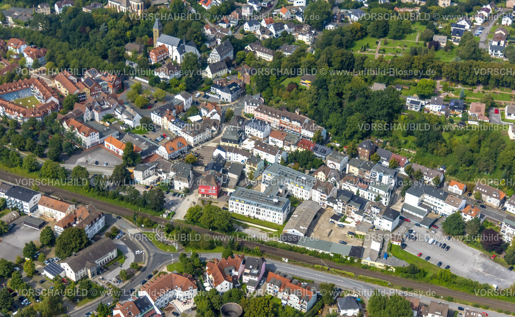 Froendenberg230901983 | Luftbild, Schmallenbach-Haus Hubertia Pflegeheim, Gasthaus Zum Markgrafen mit Außengastronomie auf dem Marktplatz, Fröndenberg, Fröndenberg, Ruhrgebiet, Nordrhein-Westfalen, Deutschland