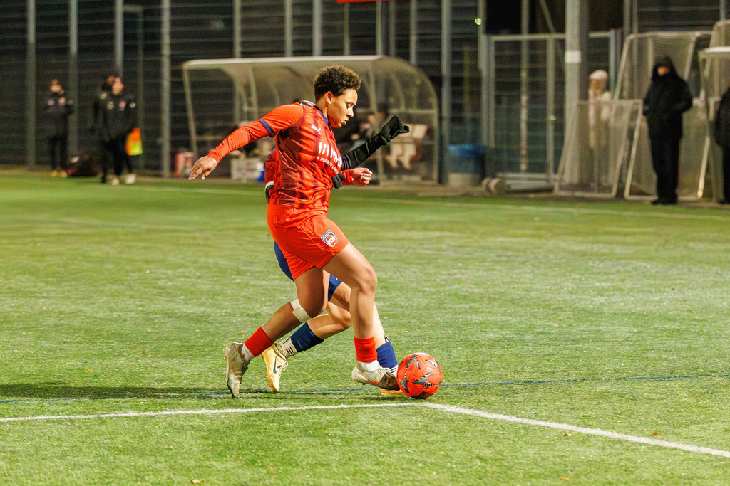 FCHFCE_251121_1214 | 1.FC Heidenheim 1846 II vs. FC Ellwangen II, Fußball, Frauen, Bezirksliga, 2025/2026, 10. Spieltag, 22.11.2025 in Heidenheim, Kunstrasen b. Voith-Arena West, Flutlichtspiel(Foto: Michael Bulling) - Realisiert mit Pictrs.com