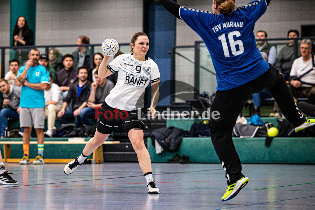 BSC Oberhausen gegen TSV Murnau | Bezirksoberliga Handball Frauen 2024/25, BSC Oberhausen gegen TSV Murnau, 20250118,Eva DALLMAYR (BSC Oberhausen 9) in Aktion, Wurf aufs Tor,2025-01-18 in Weilheim (Jahnhalle)Eva DALLMAYR (BSC Oberhausen 9)Copyright: WolfgangxLindner foto-lindner.de