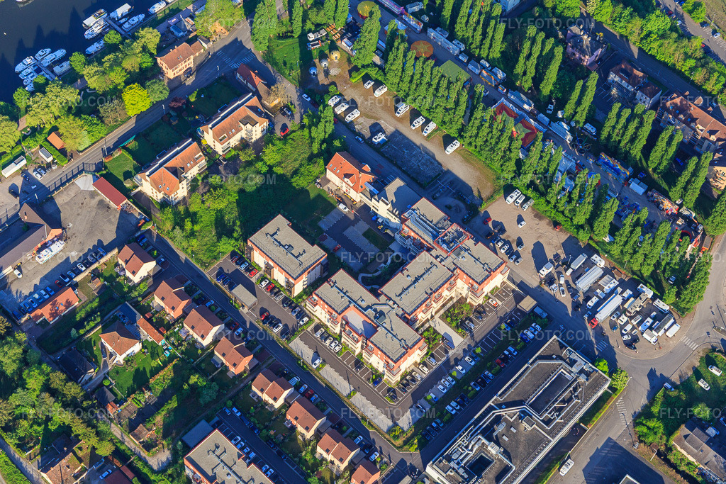 Aerial view: New housing development in Rue Charles Biedermann in Saverne in the state Bas-Rhin, France. – Photo: IMG_145979.jpg taken on 05/01/2025 by Werner Riehm/FLY-FOTO.com – Resolution of the original: 5472 x 3648 px