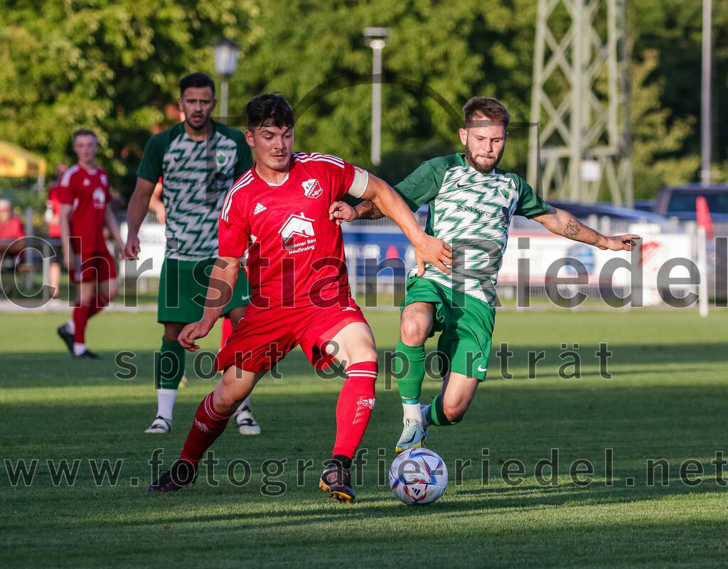 2023-08-11_079_FC_Finsing_gegen_SV_Eichenried | Finsing, Deutschland, 11.08.2023:
Fußball, Kreisliga 2023 / 2024, 4. Spieltag, FC Finsing gegen SV Eichenried, Endergebnis: 3:0

Leonhard Hölzl (FC Finsing, #5), Justin Bauer (SV Eichenried, #18)

Foto: Christian Riedel / fotografie-riedel.net