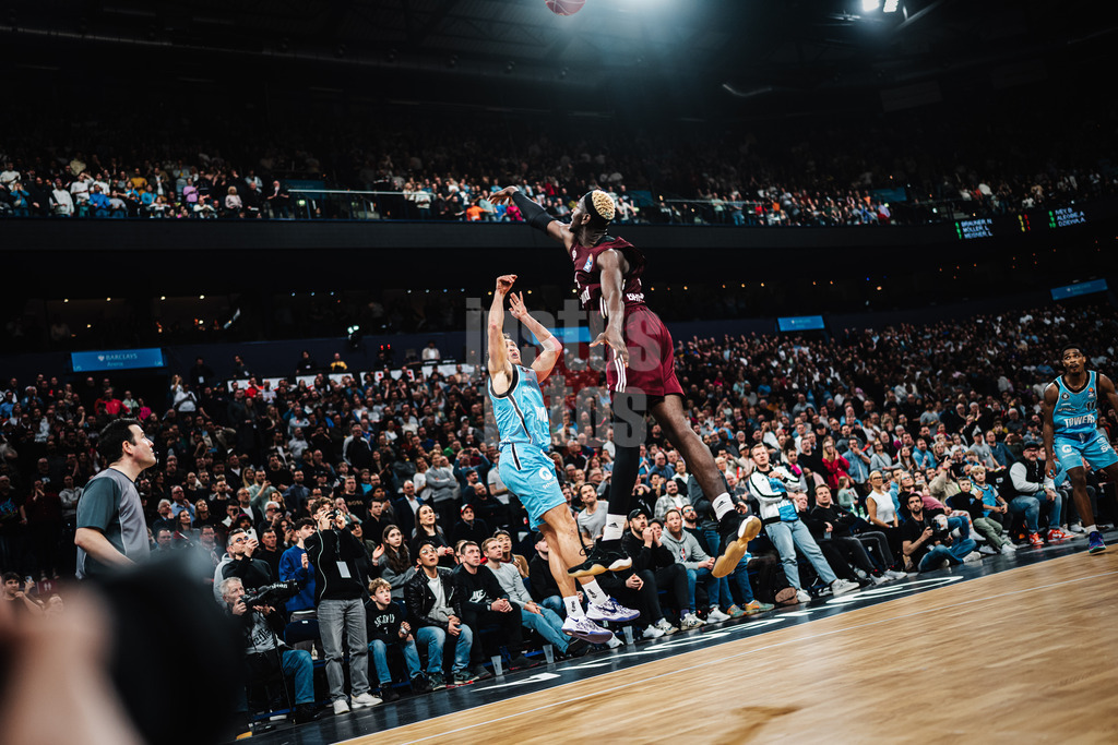 Basketball | Männer | Saison 2023/2024 | easyCredit Basketball Bundesliga | Veolia Towers Hamburg vs. FC Bayern München | 26.03.2024 | Brae Ivey (#8, Veolia Towers Hamburg) trifft für 3 Punkte zum Ausgleich in den letzten Sekunden, Isaac Bonga (#9, FC Bayern Basketball) kann ihn nicht stoppen