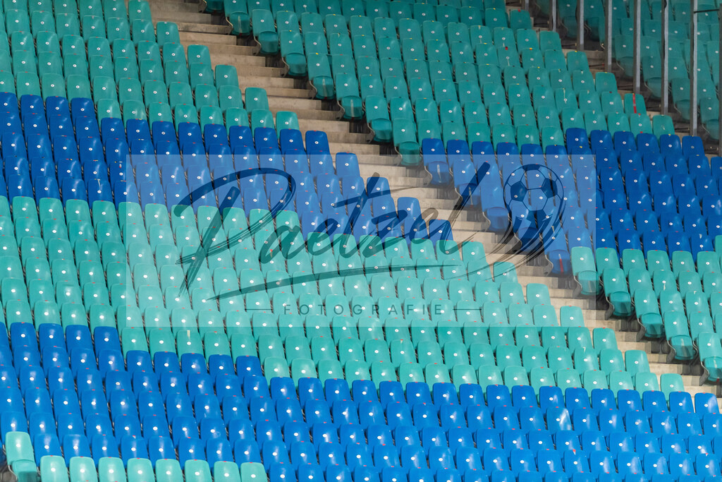 RBLLEV20211128_098 | Fussball, Herren: . Leere Tribuenen aufgrund des Geisterspiels bei dem Spiel der 1. Bundesliga zwischen RB Leipzig und Bayer 04 Leverkusen in der Red Bull Arena am 28.11.2021 in Leipzig, Deutschland.DFB / DFL REGULATIONS PROHIBIT ANY USE OF PHOTOGRAPHS AS IMAGE SEQUENCES AND/OR QUASI-VIDEO. - Realisiert mit Pictrs.com