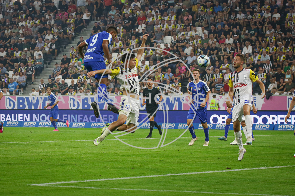 Linzer ASK vs SK Blau Weiß Linz | LINZ, AUSTRIA, 12.08.23 - SOCCER - ADMIRAL Bundesliga, Ground group, LASK Linz vs FC Blau-Weiß Linz, Image shows: Ronivaldo (FC BW Linz) and Peter Michorl (LASK)
Photo: SMP/AW
