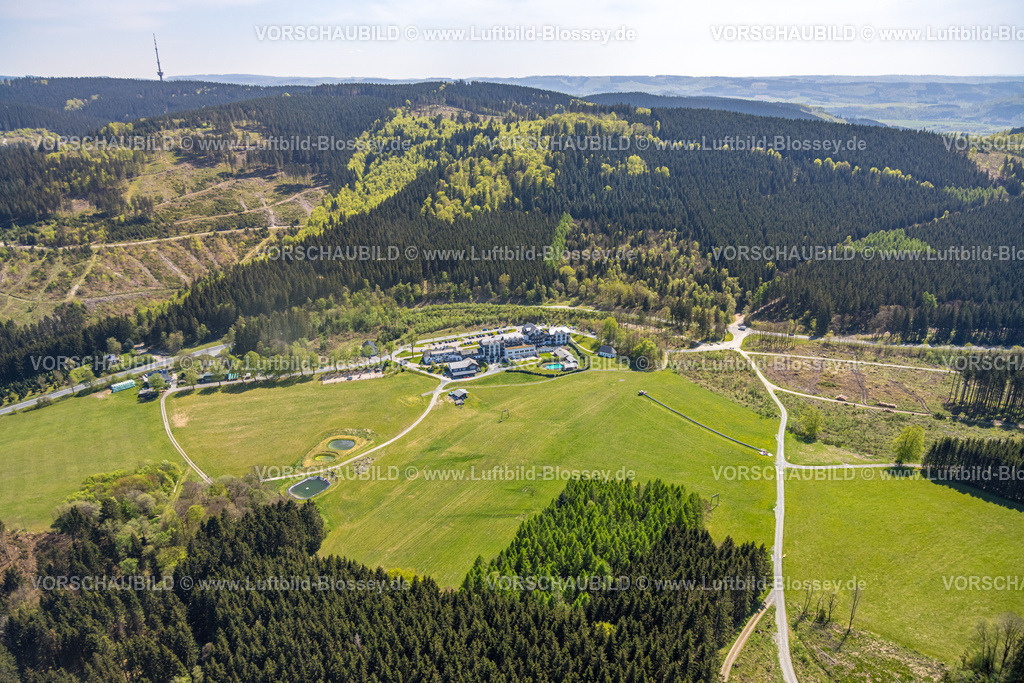 Schmallenberg240505094Rimberg | Luftbild, Hotel Rimberg, 4-Sterne Wellnesshotel in waldreicher Landschaft, Gastronomie, hauseigene Kapelle, Osterwald, Schmallenberg, Sauerland, Nordrhein-Westfalen, Deutschland