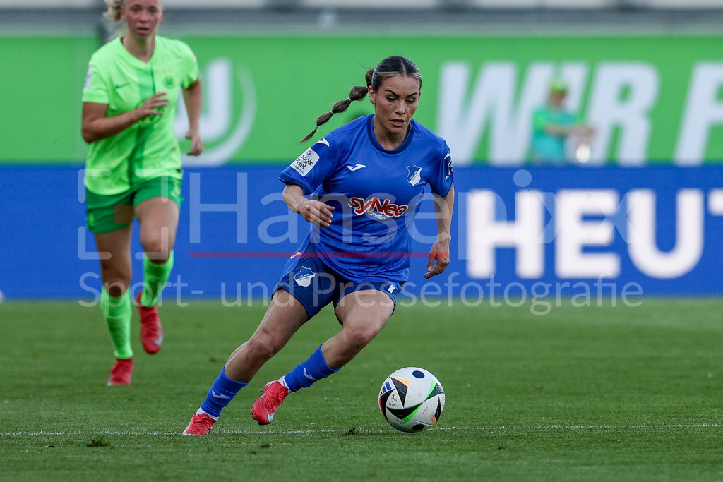 Fussball, Google Pixel Frauen-Bundesliga, VfL Wolfsburg - TSG 1899 Hoffenheim | Ereleta Memeti (TSG 1899 Hoffenheim, 7) am Ball, Einzelbild, Ganzkörper, Aktion, Action, Spielszene, DIE DFB-RICHTLINIEN UNTERSAGEN JEGLICHE NUTZUNG VON FOTOS ALS SEQUENZBILDER UND/ODER VIDEOÄHNLICHE FOTOSTRECKEN. DFB REGULATIONS PROHIBIT ANY USE OF PHOTOGRAPHS AS IMAGE SEQUENCES AND/OR QUASI-VIDEO.