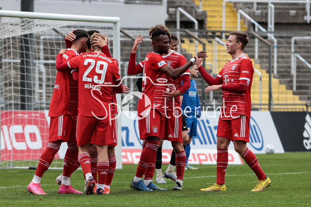 FC Bayern Amateure - SpVgg Hankofen-Hailing | Jubel der Amateure nach dem Treffer zum 3-1 durch Yusuf Karhan KABADAYI (FCB #7) / Tor / Torjubel