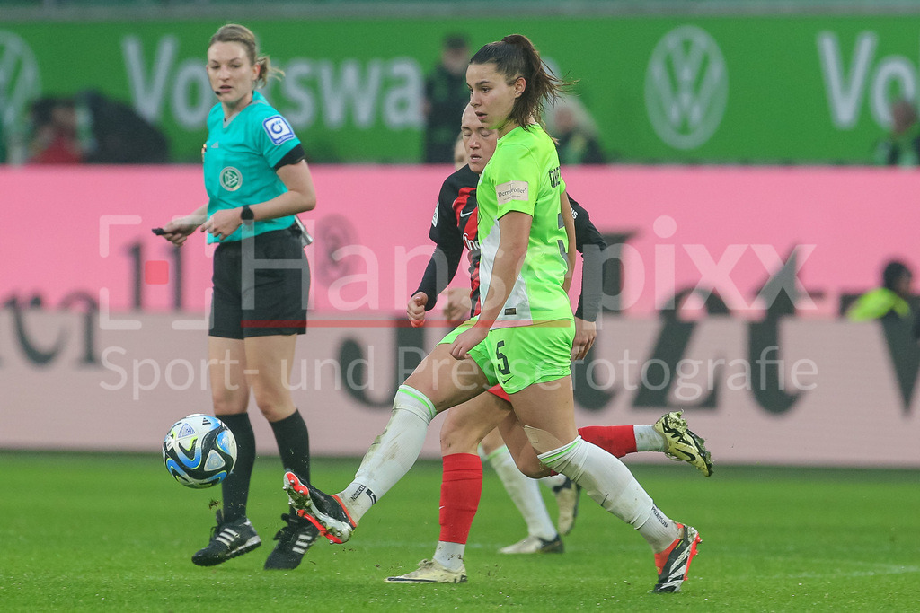 Fussball, Google Pixel Frauen-Bundesliga, VfL Wolfsburg - Eintracht Frankfurt | v.li.: Lisanne Gräwe (Eintracht Frankfurt, 8) und Lena Oberdorf (VfL Wolfsburg, 5) im Zweikampf, Duell, Dynamik, Aktion, Action, Spielszene, DIE DFB-RICHTLINIEN UNTERSAGEN JEGLICHE NUTZUNG VON FOTOS ALS SEQUENZBILDER UND/ODER VIDEOÄHNLICHE FOTOSTRECKEN. DFB REGULATIONS PROHIBIT ANY USE OF PHOTOGRAPHS AS IMAGE SEQUENCES AND/OR QUASI-VIDEO.