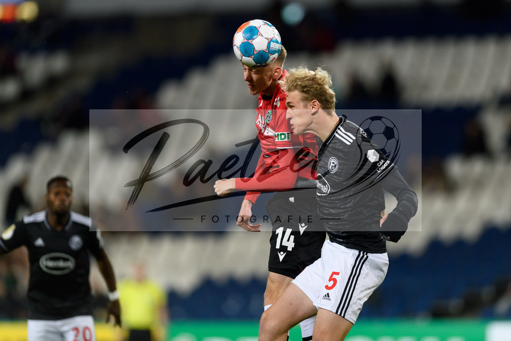 H96DUS20211027_008 | Fussball, Herren: Maximilian Beier (Hannover 96) und Christoph Klarer (Fortuna Duesseldorf) im Zweikampf bei dem Spiel der 2. Runde im DFB-Pokal zwischen Hannover 96 und Fortuna Duesseldorf in der HDI-Arena am 27.10.2021 in Hannover, Deutschland.DFB / DFL REGULATIONS PROHIBIT ANY USE OF PHOTOGRAPHS AS IMAGE SEQUENCES AND/OR QUASI-VIDEO. - Realisiert mit Pictrs.com