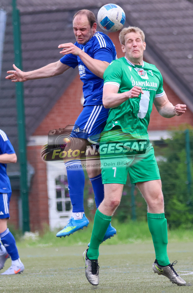 Bünder SV - SV Enger-Westerenger, | Auf dem Bild zu sehen: grün Bünder SV: Volkmar Vöge ; blau SV Enger-Westerenger: Tim Rogalski Bünder SV, SV Enger-Westerenger, Saison 25/26, Kreisliga A, Bünde, Deutschland - Realisiert mit Pictrs.com