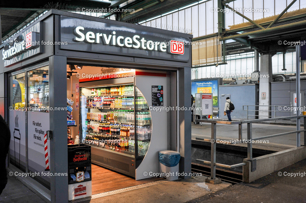 Deutschland_ Baden-Wuerttemberg_ Stuttgart_ 04.01.2025-6 | 04.01.2025, Deutschland, GER, Baden-Wuerttemberg, Stuttgart, im Bild Themenbild, Service Store, Kiosk, Snacks, Getraenke, Coffe to Go, Fastfood, Verkauf, Bahnhof, Bahnsteig, Reise, Reisende, Menschen, Deutsche Bahn, Stadtansichten, Feature, Symbolbild