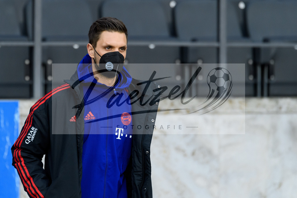 BSCFCB20220123_163 | Fussball, Herren: Torwart Sven Ulreich (FC Bayern Muenchen) schaut bei dem Spiel der 1. Bundesliga zwischen Hertha BSC und FC Bayern Muenchen im Olypiastadion am 23.01.2022 in Berlin, Deutschland.DFB / DFL REGULATIONS PROHIBIT ANY USE OF PHOTOGRAPHS AS IMAGE SEQUENCES AND/OR QUASI-VIDEO. - Realisiert mit Pictrs.com