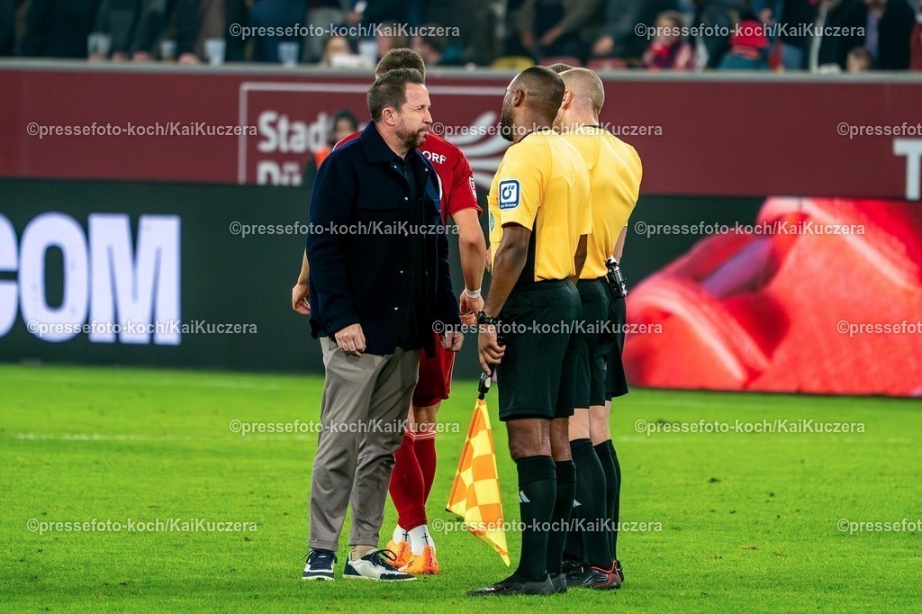 xKKU17102501029 | 17.10.2025, xKKUx, Fußball, Fortuna Düsseldorf - Eintracht Braunschweig, 2. Fußball Bundesliga, Merkur Spiel-Arena, Saison 2025 2026: Sportdirektor Christian Weber (Fortuna Düsseldorf #cw) steht neben den Schiedsrichtern DFB regulations prohibit any use of photographs as image sequences and or quasi-video.