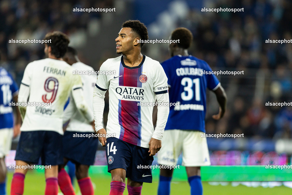 9L6A1014 | Joie des joueurs de l'equipe de Paris Saint-Germain (PSG) apres le but de Désiré Doué #14 (PSG) - Realisiert mit Pictrs.com