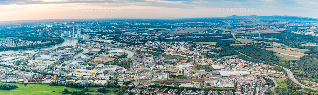 Luftbild: Panorama - Perspektive Kaianlagen und Schiffs- Anlegestellen am Hafenbecken des Binnenhafen Rheinauhafen am Rhein mit Gelände der Rhein- Chemie Rheinau GmbH im Ortsteil Rheinau in Mannheim im Bundesland Baden-Württemberg in Deutschland. Foto: IMG_102638-Pano.jpg vom 24.08.2017 durch Werner Riehm/FLY-FOTO.deAuflösung des Originals: 10483 x 3136 px