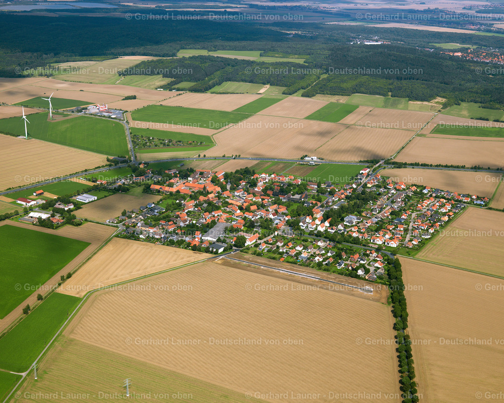 2638740 | HAVERLAH 23.08.2006 Landwirtschaftliche Nutzflächen und Feldgrenzen  umsäumen das Siedlungsgebiet des Dorfes in Haverlah im Bundesland Niedersachsen, Deutschland // Agricultural land and field boundaries surround the settlement area of the village  in Haverlah in the state Lower Saxony, Germany Foto: Gerhard Launer