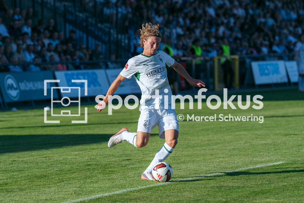 SSVg Velbert 02 – Borussia Mönchengladbach | Hugo Bolin (Borussia Mönchengladbach) bei einer Flanke. Testspiel zwischen der SSVg Velbert 02 und Borussia Mönchengladbach in Velbert, 12.08.2026. Endstand: 0:8. sportimfokus / Marcel Schwering - Realisiert mit Pictrs.com