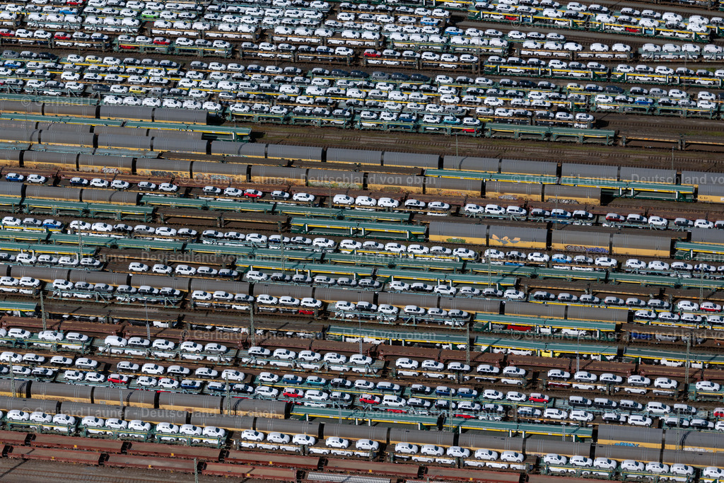 4030095 | BREMEN 01.06.2020 Schienen- und Gleisstrecken auf den Abstellgleisen und Rangierstrecken des Rangierbahnhofes und Güterbahnhof mit Auto- und Neuwagentransporten in Bremen, Deutschland. // Marshalling yard and freight station with car and new car transport in Bremen, Germany. Foto: Gerhard Launer