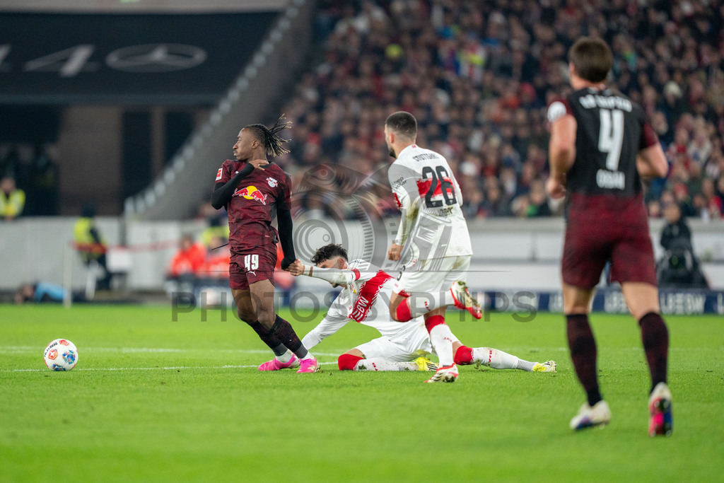 VfB Stuttgart vs. RB Leipzig, Fussball, 1. Bundesliga, 26. Spieltag, 15.03.2026 | Atakan Karazor (VfB Stuttgart, #16) gegen Yan Diomande (RB Leipzig, #49),VfB Stuttgart vs. RB Leipzig, Fussball, 1. Bundesliga, 26. Spieltag, 15.03.2026Foto: photosbyphips/Philip Ziegler