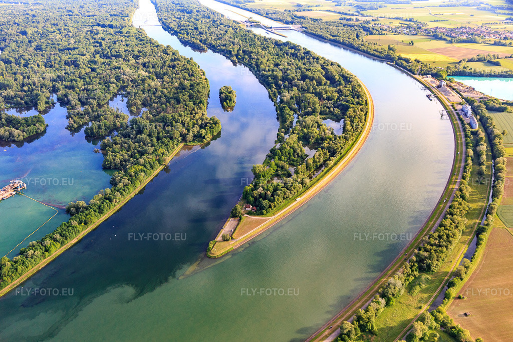 Vue aérienne: Sommet de la Réserve Naturelle des Îles du Rhin - Réserve Naturelle de l'Île de Rhinau à Rhinau dans le département Bas Rhin, France. Photo: IMG_147345.jpg prise le 29/05/2025 par Werner Riehm/FLY-FOTO.eu – Résolution de l'original: 5472 x 3648 px
