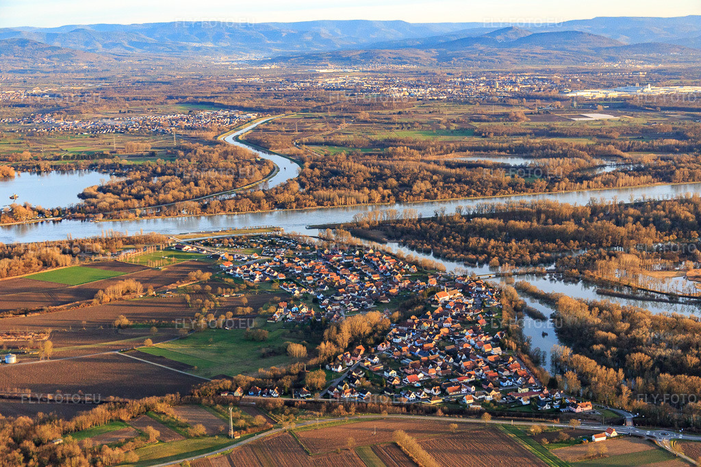 Vue aérienne: Vue d'ensemble du village depuis le nord-ouest, sur les rives de la Sauer et face à l'embouchure de la Murg dans le Rhin. à Munchhausen dans le département Bas Rhin, France – .Photo: IMG_086040.jpg prise le 06/02/2016 par Werner Riehm/FLY-FOTO.eu – Résolution de l'original: 5472 x 3648 px