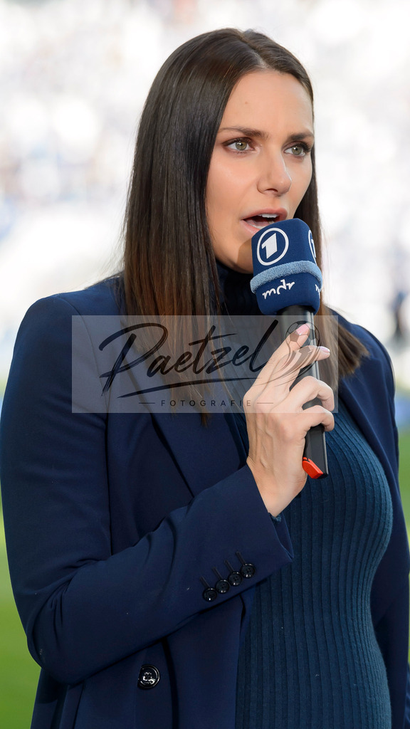 FCMFCK20210904_080 | Fussball, Herren: Sportschau-Moderatorin Esther Sedlaczek schaut beim Spiel der 3. Liga zwischen 1. FC Magdeburg und 1. FC Kaiserslautern in der MDCC-Arena am 04.09.2021 in Magdeburg, Deutschland.DFB / DFL REGULATIONS PROHIBIT ANY USE OF PHOTOGRAPHS AS IMAGE SEQUENCES AND/OR QUASI-VIDEO. - Realisiert mit Pictrs.com