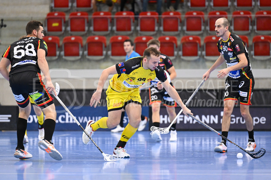 HC Rychenberg vs Tigers Langnau - 11. Dezember 2022 | HC Rychenberg vs Tigers Langnau
AXA Arena, Winterthur
Daniel Keller (#99 HC Rychenberg) zwischen Martin Mosimann (#58 Tigers Langnau) und Marc Oliver Gerber (#90 Tigers Langnau).
Bild: Sportfotografie Markus Aeschimann | www.markus-aeschimann.ch - Realisiert mit Pictrs.com