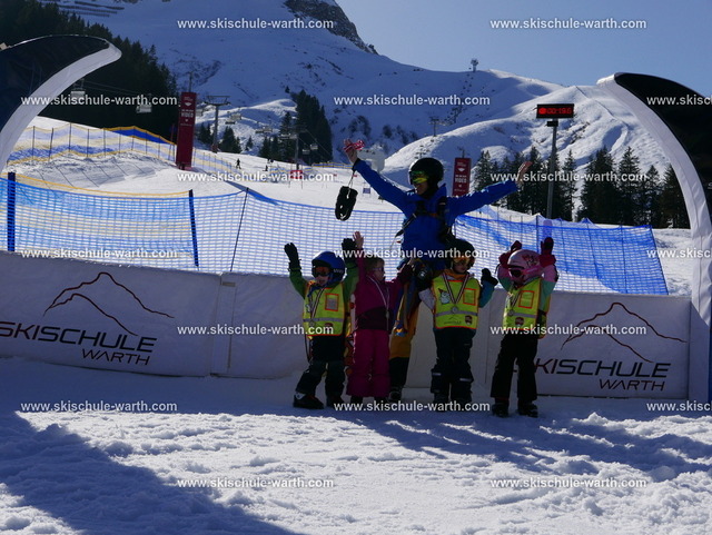Gruppe Evelyn | Photos von der Skischule Warth - Realisiert mit Pictrs.com