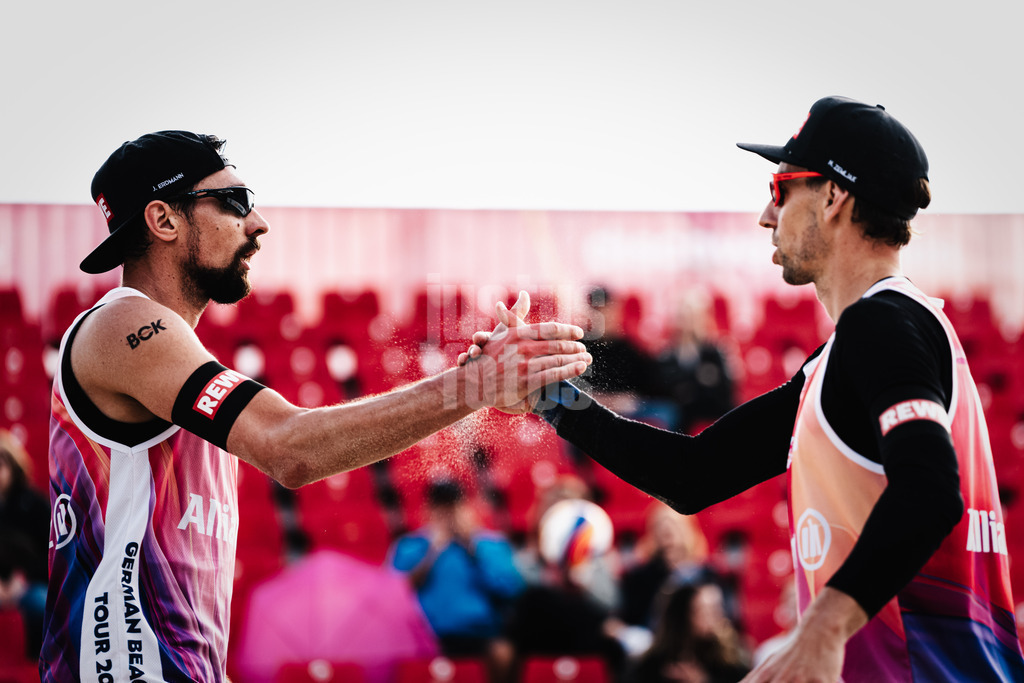 Sportart | Geschlecht | Saison 2022/2023 | Liga | Team1 vs. Team2 | TT.MM.JJJJ | Jonathan Erdmann (links) und Nejc Zemljak (rechts) schlagen ein