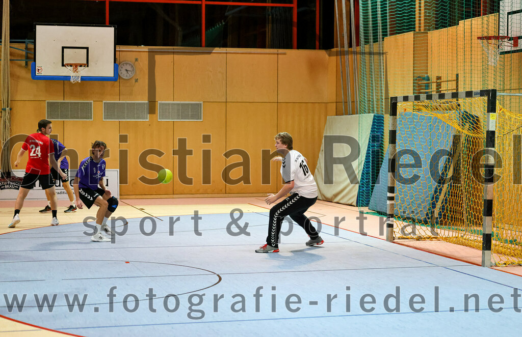 2022-11-12_008_SpVgg_Altenerding_III_gegen_TV_Altoetting_II | Erding, Deutschland, 12.11.2022:
Handball, Bezirksklasse Männer 2022 / 2023, 4. Spieltag, SpVgg Altenerding III gegen TV Altötting II, Endergebnis: 32:25

Florian Roland Schalk (TV Altötting, #24), Tim Saalborn (SpVgg Altenerding, #8), Torwart Manuel Stadler (TV Altötting, #16)

Foto: Christian Riedel / fotografie-riedel.net