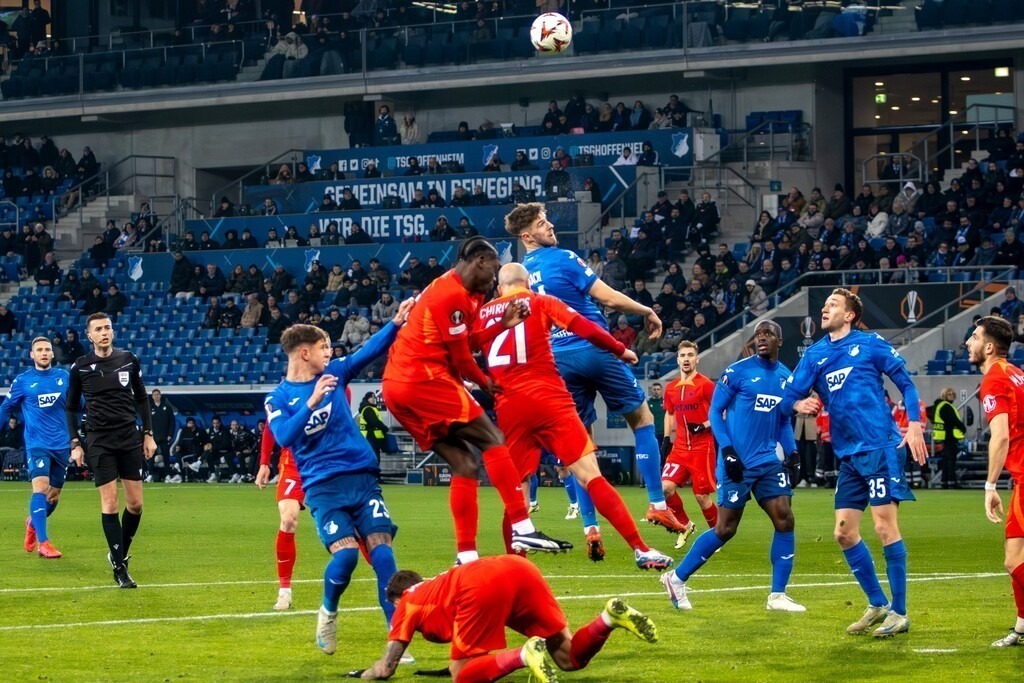 Fußball UEFA Europa League, Saison 2024/25, 6. Spieltag: TSG Hoffenheim gegen Steaua Bukarest. Bild: Keine Torgefahr nach diesem Eckball von Hoffenheim | Fußball UEFA Europa League, Saison 2024/25, 6. Spieltag: TSG Hoffenheim gegen Steaua Bukarest. Bild: Keine Torgefahr nach diesem Eckball von Hoffenheim - Realisiert mit Pictrs.com