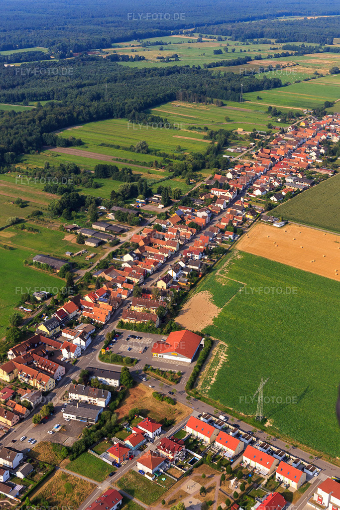 Luftbild: Saarstraße aus Nordosten in Kandel im Bundesland Rheinland-Pfalz in Deutschland. Foto: IMG_108988.jpg vom 15.07.2018 durch Werner Riehm/FLY-FOTO.de
