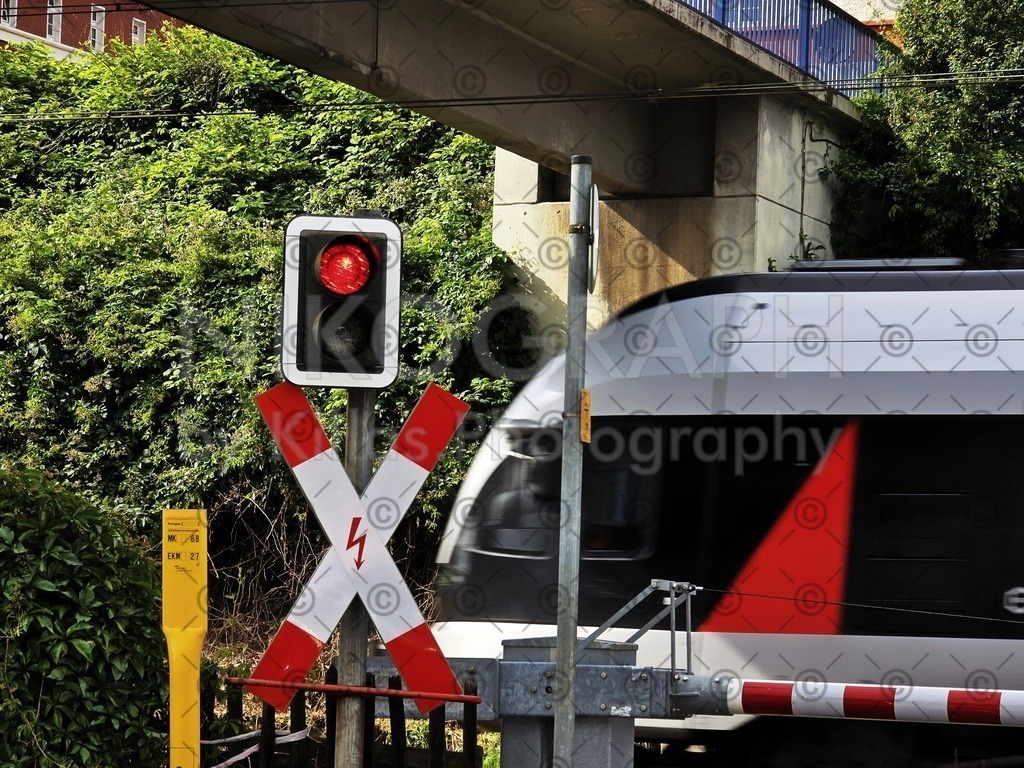 Bahnübergang  | Eine Regionalbahn fährt am Bahnübergang vorbei. 
