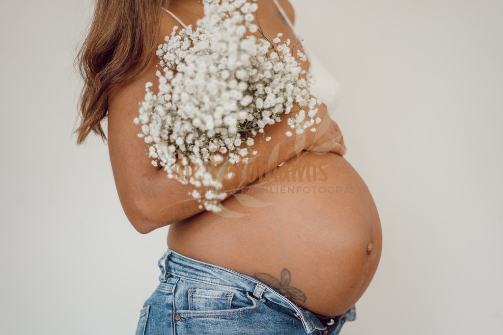 Wildy Babybauch-10 | Die Fotomamis – Eure Fotografen für Babybauch-, Neugeborenen-, Familien-, Kindergarten- und Hochzeitsfotografie. Mit Feingefühl, Leidenschaft & Liebe zum Detail.