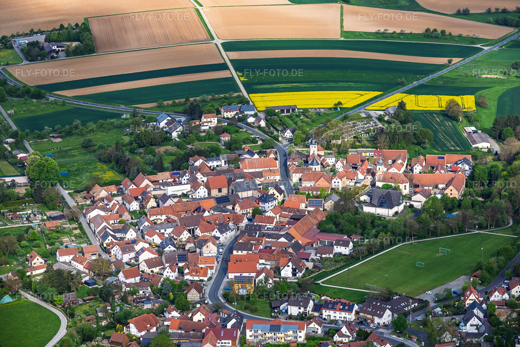 Luftbild: Alter Dorfkern mit Kirche St. Michael in Euerbach im Bundesland Bayern in Deutschland. – Foto: IMG_156031.jpg vom 03.05.2026 durch Werner Riehm/FLY-FOTO.de – Auflösung des Originals: 6000 x 4000 px