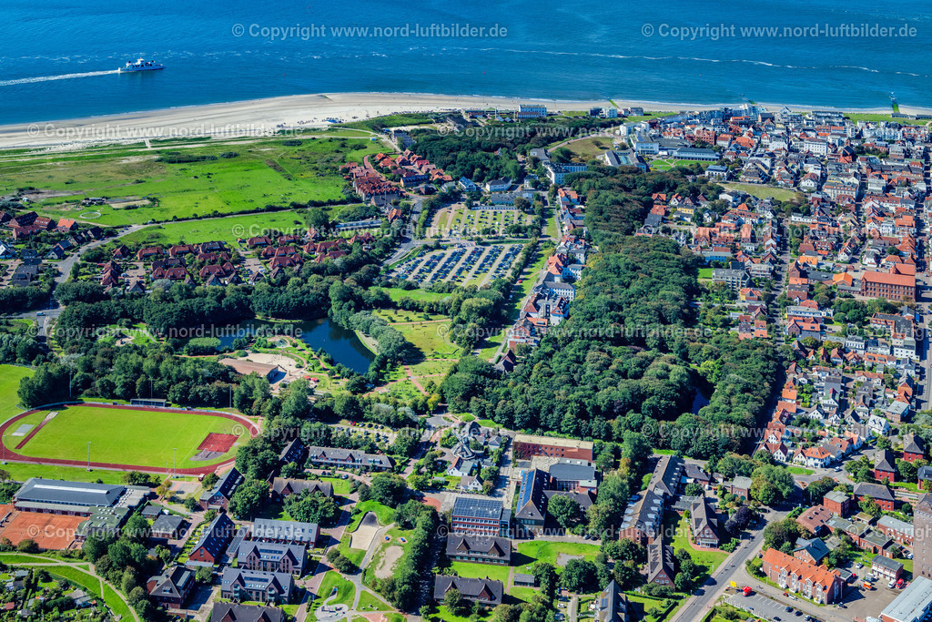 Norderney_Spielpark_Kap_Hoorn_ELS_7078050923 | NORDERNEY 05.09.2023 Parkanlage und Spielplatz mit Sandflächen mit Teich und Indoor Spielhalle" Kap Hoorn " in Norderney im Bundesland Niedersachsen, Deutschland. // Park and playground with sandy areas with a pond and indoor play hall "Kap Horn" in Norderney in the state Lower Saxony, Germany. Foto: Martin Elsen
