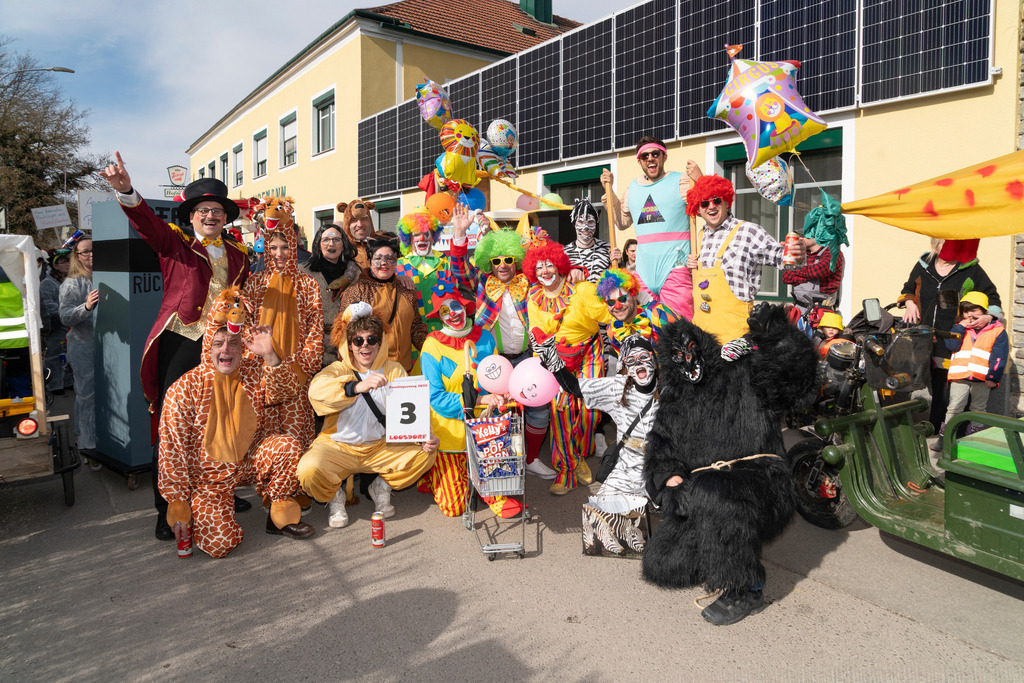 04_MASKEN-Gruppe_8758 | Fotostrecke: FASCHINGSUMZUG 2025 in Loosdorf. 22 Masken(gruppen)-Teilnehmer: Loosdorfer Vereine, Wirtschaftstreibende, Gemeindeabordnungen sowie Kreditinstitute. rund 700 Besucher entlang der Hauptstrasse. Veranstaltungs-Sicherung durch Mannschaft der FF-Loosdorf mit schwerem Gerät. Maskenprämierung am EKZ-Platz durch Bgm. Thomas Vasku in den Kategorien: Bester Festwagen (Fa. gkonzept-Groissenberger; Beste Personengruppe-ASK-Loosdorf; Beste Einzelperson; Weiteste Anreise-FF Schollach;