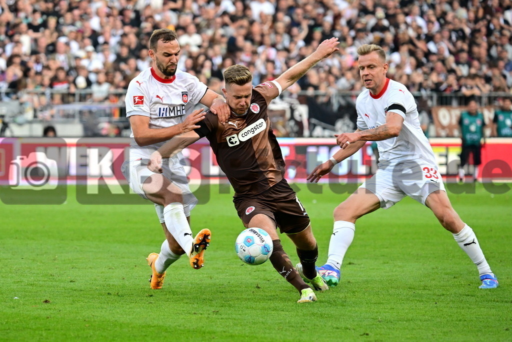 KBS Picture_FCStPauli-Heidenheim_064 | v.l. Gimber Benedikt (1FCHeidenheim) , Eggestein Johannes (St.Pauli) , Maloney Lennard (1FCHeidenheim) ,Sportplatz :  Millerntor Stadion, - Realisiert mit Pictrs.com