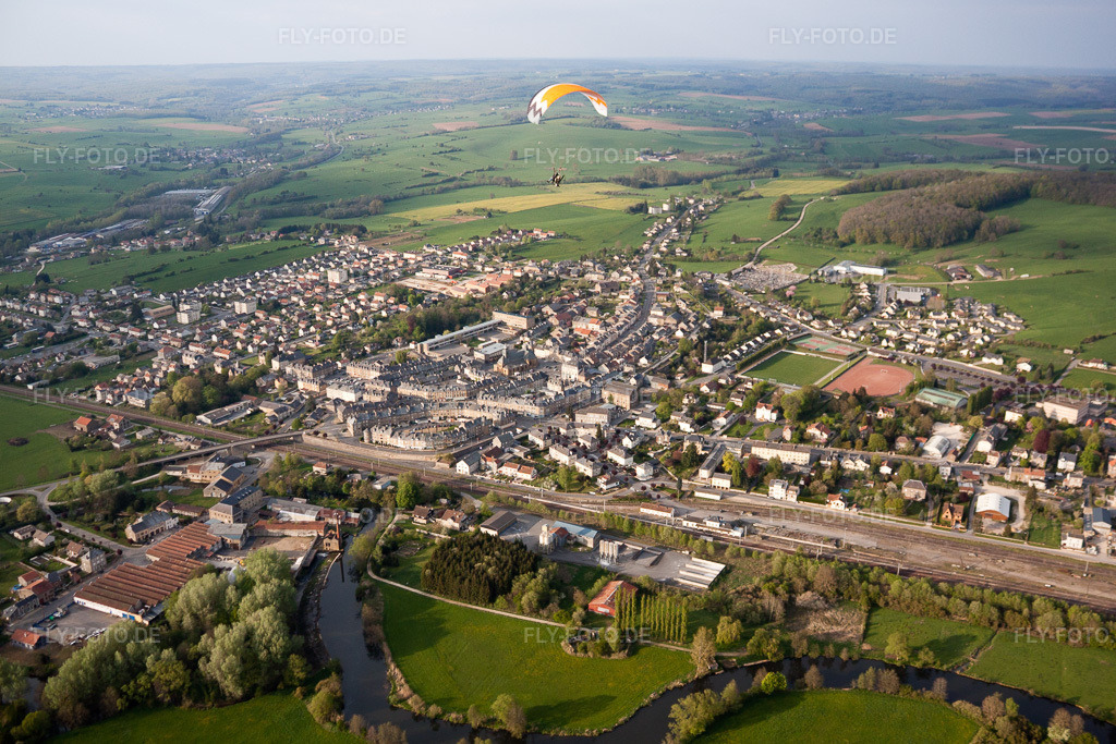Luftbild: Ortsansicht in Carignan im Bundesland Ardennes in Frankreich. – Foto: IMG_39797.jpg vom 16.04.2011 durch Werner Riehm/FLY-FOTO.de – Auflösung des Originals: 4492 x 2995 px