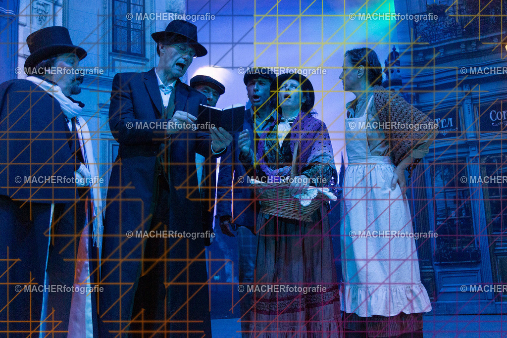 019_MFL-2025 | Portraitbilder von Regisseur; Darsteller; Techniker; Maske; Kostüme; Chor; Musiker; Bilderserie der Generalprobe und der Premierenvorstellung, Szenenbilder; Ausdrucksstudien; Bühnenüberblick; Bühnenkulissen; Pressefotos inkl. Redaktionsfoto Darstellergruppe.