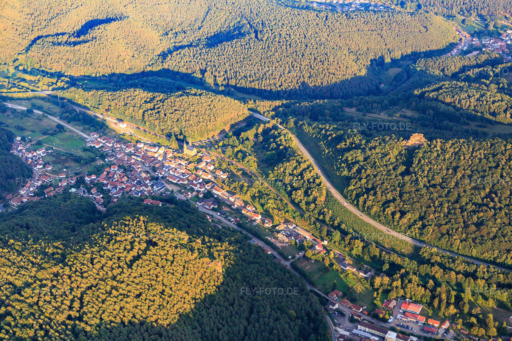 Luftbild: Dorfansicht im Tal des Pfälzerwalds aus Westen in Wilgartswiesen im Bundesland Rheinland-Pfalz in Deutschland. Foto: IMG_084164.jpg vom 29.08.2015 durch Werner Riehm/FLY-FOTO.de