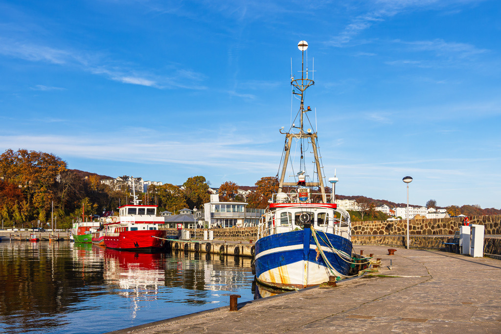 Fischerboote im Hafen der Stadt Sassnitz auf der Insel Rügen | Fischerboote im Hafen der Stadt Sassnitz auf der Insel Rügen.