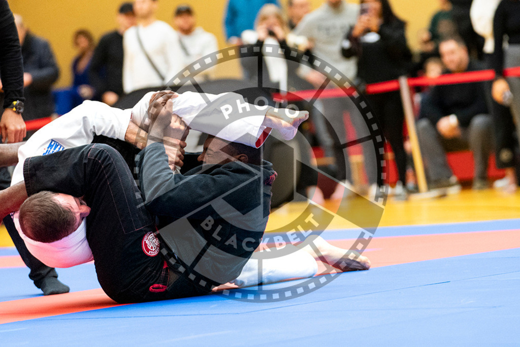 20231118PBB10337 | Fighters compete during the AJP Tour 600 Frankfurt Championship in Frankfurt/Main, Germany, on November 18, 2023.