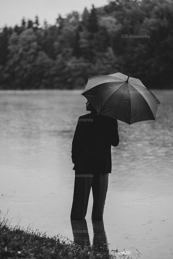 Der in der Pfütze | „Der in der Pfütze“ zeigt einen stillen Moment voller Tiefe – Spiegelung, Perspektive und Vergänglichkeit treffen in einem Bild aufeinander. Künstlerische Fotografie zum Nachdenken und Entdecken. Jetzt erhältlich. - Realisiert mit Pictrs.com