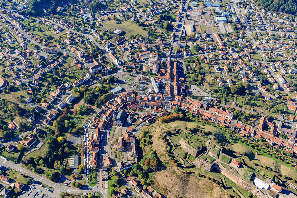Vue aérienne: Vue d'ensemble de la ville avec sa citadelle depuis l'est à Bitsch dans le département Moselle, France – .Photo: IMG_095169.jpg prise le 16/10/2016 par Werner Riehm/FLY-FOTO.eu – Résolution de l'original: 5472 x 3648 px