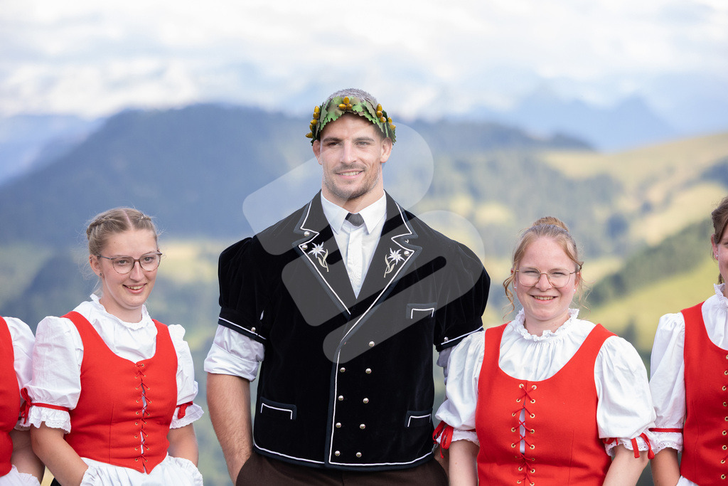 Rigi2025_3221 | Die Schwinger des Schwyzer Kantonalen Schwingerverbandes: Fotos, die Dynamik und Leidenschaft festhalten, sowie emotionale Momente aus dem traditionellen Schwingsport zeigen. - Realisiert mit Pictrs.com