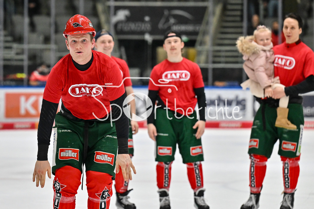 Augsburger Panther - Straubing Tigers | Die Panther feiern zusammen mit den Fans den Heimsieg gegen Straubing / DEL: Augsburger Panther - Straubing Tigers, Curt Frenzel Stadion am 29.11.2024 / Alexander OBLINGER (Augsburger Panther #50)