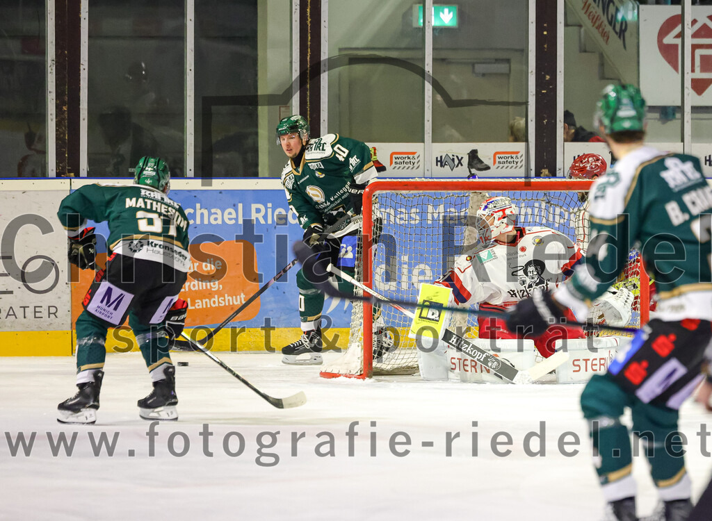 2026-02-20_086_TSV_Erding_gegen_Deggendorfer_SC | Erding, Deutschland, 20.02.2026:Eishockey, Oberliga Süd 2025 / 2026, 49. Spieltag, TSV Erding gegen Deggendorfer SC, Endergebnis: 4:1Thomas Matheson (Erding Gladiators, #37), Dennis Miller (Erding Gladiators, #40), Torwart Timo Pielmeier (Deggendorfer SC, #51)Foto: Christian Riedel / fotografie-riedel.net