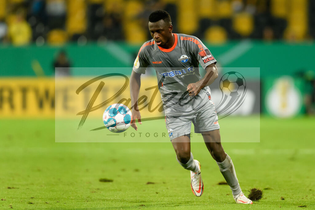 DREPAD20210806_164 | Fussball, Herren: Jamilu Collins (SC Paderborn 07) in Aktion, am Ball, Einzelaktion beim Spiel der 1. Runde im DFB-Pokal zwischen SG Dynamo Dresden und SC Paderborn 07 im Rudolf-Harbig-Stadion am 06.08.2021 in Dresden, Deutschland.DFB / DFL REGULATIONS PROHIBIT ANY USE OF PHOTOGRAPHS AS IMAGE SEQUENCES AND/OR QUASI-VIDEO. - Realisiert mit Pictrs.com