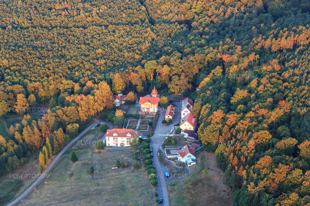 Aerial view: Marienbronn district with Association Sante Et Sobriete in Lobsann in the state Bas-Rhin, France. – Photo: IMG_111616.jpg taken on 09/16/2018 by Werner Riehm/FLY-FOTO.com – Resolution of the original: 5362 x 3574 px – SMRA Marienbronn - Fédération de Charité - Caritas Alsace - se libérer des conduites addictives